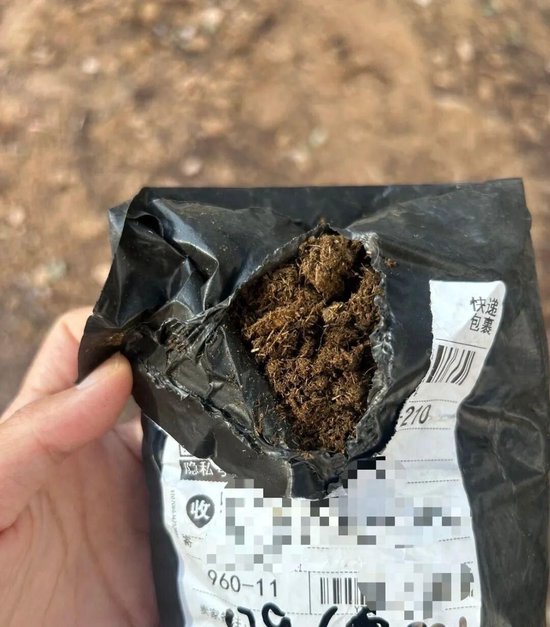 女子收陌生包裹，打开一闻竟是牛粪！警方以“被侮辱案”立案	，律师：可处拘留或罚款