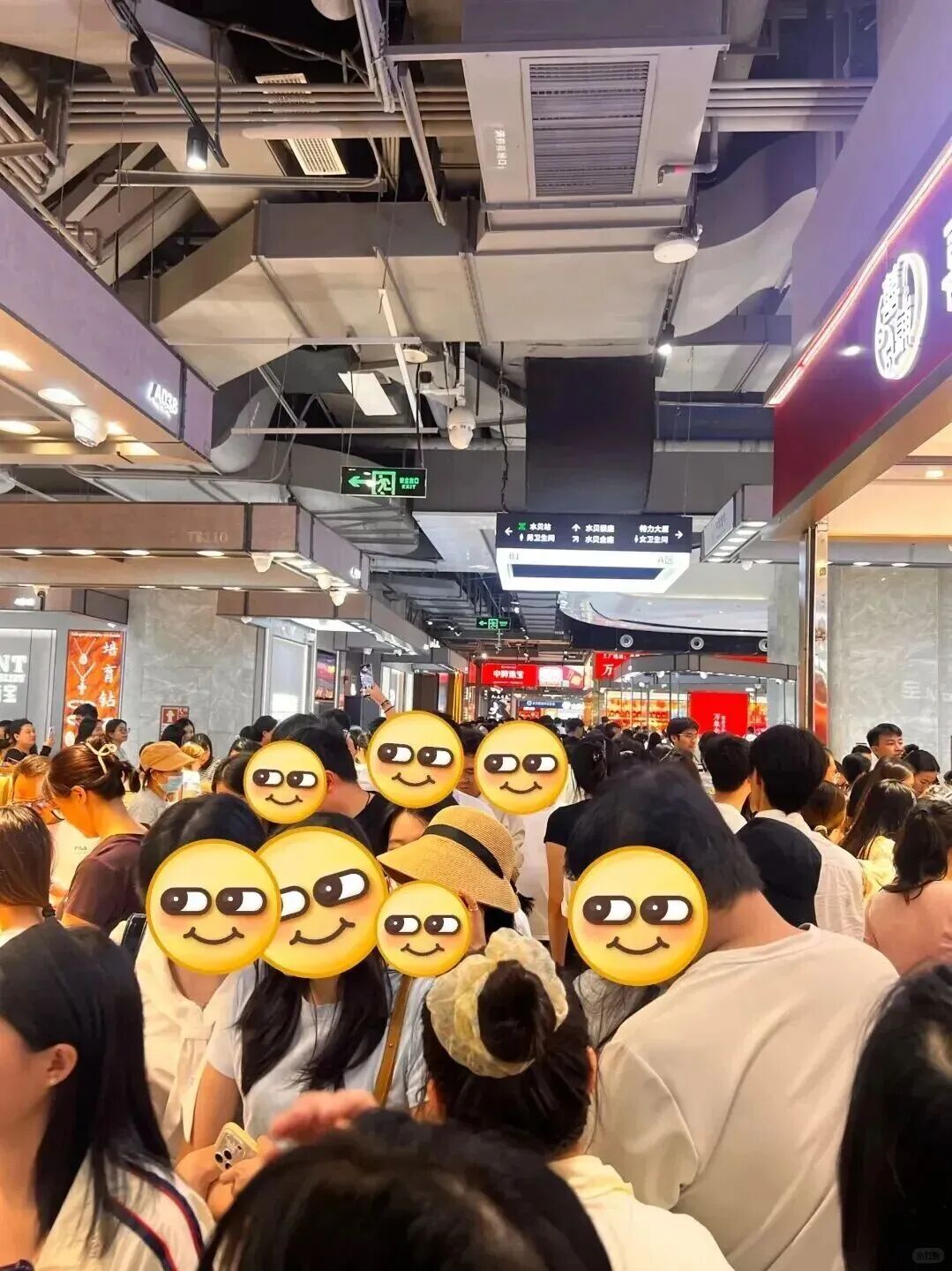金饰克价1个月跌100元，深圳水贝被挤爆，网友：比菜市场人还多