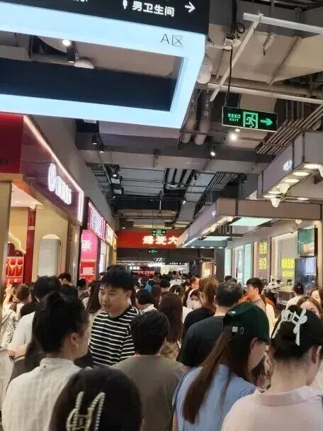 金饰克价1个月跌100元	，深圳水贝被挤爆，网友：比菜市场人还多