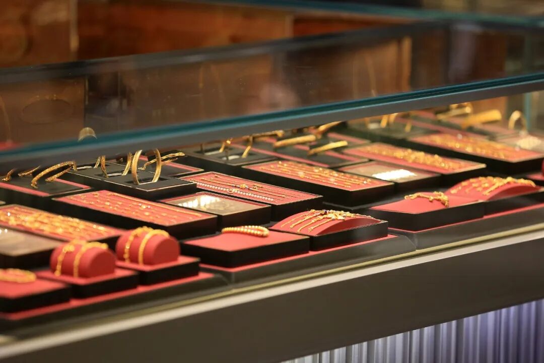 金饰克价，年内跌了近550元！大金镯子又香了→